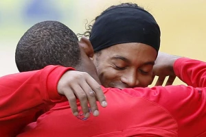 Nađite nekog da vas grli i gleda kao Eto Ronaldinja